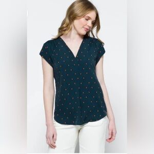 Fun2Fun Lillian V-Neck Cap Sleeve Navy Print Blouse Curved Hem Size Medium